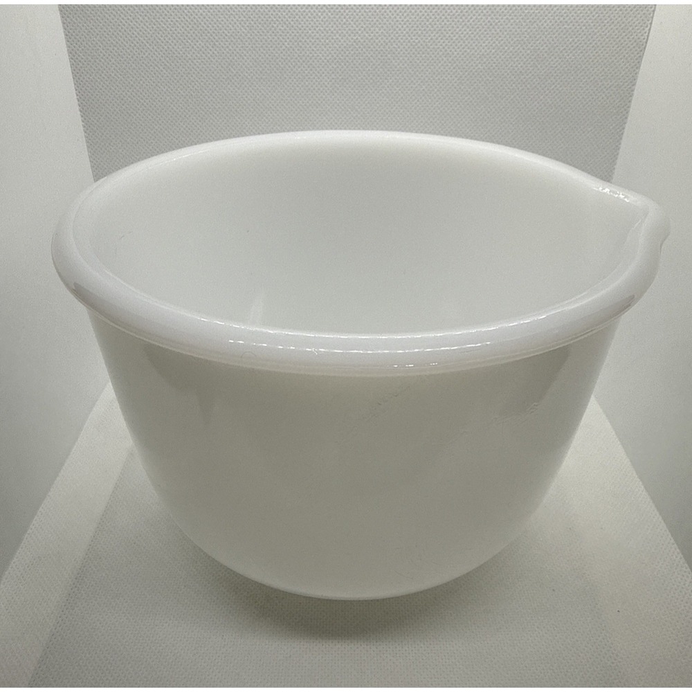 Vintage GLASBAKE for SUNBEAM 20 CJ White MIXING BOWL With SPOUT 6.5" Milk Glass